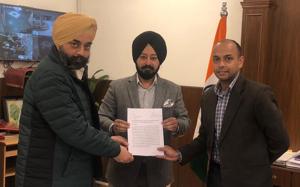 Former mayors Ajitpal Singh Kohli and Amarinder Singh Bajaj giving an MoU to DC Kumar Amit in Patiala on Thursday.(HT PHOTO) Former mayors Ajitpal Singh Kohli and Amarinder Singh Bajaj giving an MoU to DC Kumar Amit in Patiala on Thursday.(HT PHOTO)
