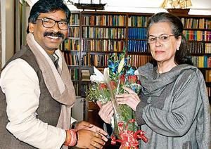 MM leader and CM-designate Hemant Soren with Congress chief Sonia Gandhi in New Delhi.(ANI) MM leader and CM-designate Hemant Soren with Congress chief Sonia Gandhi in New Delhi.(ANI)