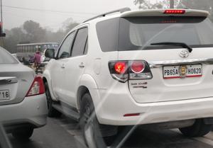 The picture of the Punjab Police SUV at the Hallomajra light point shared by a commuter on Twitter on Saturday.(HT Photo) The picture of the Punjab Police SUV at the Hallomajra light point shared by a commuter on Twitter on Saturday.(HT Photo)