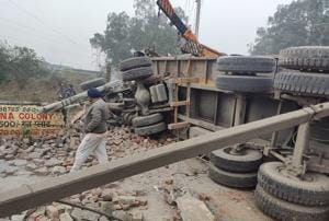 The overturned truck on Chandigarh road in Ludhiana on Saturday.(ht photo) The overturned truck on Chandigarh road in Ludhiana on Saturday.(ht photo)