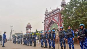 Police personnel stand guard as members of Aligarh Muslim University took out a protest march against CAA in Aligarh.(PTI) Police personnel stand guard as members of Aligarh Muslim University took out a protest march against CAA in Aligarh.(PTI)