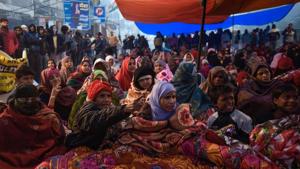 Women protesters along with their children participate in an indefinite sit-in against Citizenship Amendment Act, at Shaheen Bagh in New Delhi.(Burhaan Kinu/HT Photo)