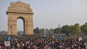 A huge crowd thronged India Gate to celebrate the new year on Wednesday.(Burhaan Kinu/HT PHOTO)
