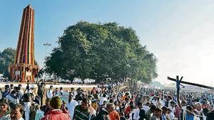 People gather in Bhima Koregaon on Wednesday.(Shankar Narayan/HT) People gather in Bhima Koregaon on Wednesday.(Shankar Narayan/HT)