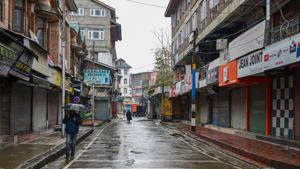 At mid-night Tuesday, broadband at major hospitals and short messaging service (SMS) on all post-paid mobile phones were restored in Kashmir valley, although residents said the restoration has been patchy.(PTI Photo) At mid-night Tuesday, broadband at major hospitals and short messaging service (SMS) on all post-paid mobile phones were restored in Kashmir valley, although residents said the restoration has been patchy.(PTI Photo)