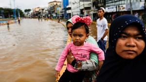 Locals look on as floods hit the Jatinegara area after heavy rains in Jakarta, Indonesia, on 2 January.(REUTERS Photo) Locals look on as floods hit the Jatinegara area after heavy rains in Jakarta, Indonesia, on 2 January.(REUTERS Photo)