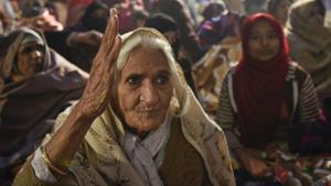 An elderly woman shouts slogans as women protesters participate in a sit-in against National Register of Citizens (NRC) and recently passed Citizenship Amendment Act (CAA), at Shaheen Bagh, in New Delhi.(Burhaan Kinu/HT PHOTO)