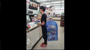Thai shoppers grabbed baskets, buckets and even a wheelbarrow to skirt a new ban on single-use plastic bags.(Facebook) Thai shoppers grabbed baskets, buckets and even a wheelbarrow to skirt a new ban on single-use plastic bags.(Facebook)