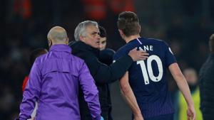 Tottenham Hotspur manager Jose Mourinho with Harry Kane as he goes off injured.(REUTERS) Tottenham Hotspur manager Jose Mourinho with Harry Kane as he goes off injured.(REUTERS)