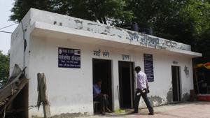 The development comes after mayor Madhu Azad, during repeated inspections last week, found many toilets locked.(HT Photo) The development comes after mayor Madhu Azad, during repeated inspections last week, found many toilets locked.(HT Photo)