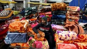 Vendor waiting for customers during a cold day in Srinagar.(ANI PHOTO) Vendor waiting for customers during a cold day in Srinagar.(ANI PHOTO)