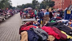 Street vendors from major commercial centres of Sectors 17, 19 and 22 have been moved to the vending zone with 936 sites demarcated on the apni mandi ground in Sector 15, Chandigarh.(HT PHOTO) Street vendors from major commercial centres of Sectors 17, 19 and 22 have been moved to the vending zone with 936 sites demarcated on the apni mandi ground in Sector 15, Chandigarh.(HT PHOTO)