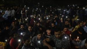 JNU students protest outside the Delhi Police Headquarters after Sunday violence. AMU students also held a candle light march in their support.(HT Photo) JNU students protest outside the Delhi Police Headquarters after Sunday violence. AMU students also held a candle light march in their support.(HT Photo)