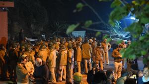 Police personnel deployed outside Jawaharlal Nehru University (JNU) after violence erupted inside the campus, in New Delhi, on Sunday.(Amal KS/ HT Photo) Police personnel deployed outside Jawaharlal Nehru University (JNU) after violence erupted inside the campus, in New Delhi, on Sunday.(Amal KS/ HT Photo)