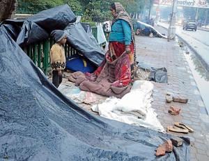 WINTER WOES: A homeless woman making sleeping arrangements on a footpath amid bone-chilling cold and rain at Mall road in Patiala on Tuesday. People say that they are not allowed to stay at night shelters (below) if they fail to produce an Aadhaar card. However, MC commissioner claims that there is no such rule and people are misinformed.(PHOTOS: BHARAT BHUSHAN/HT) WINTER WOES: A homeless woman making sleeping arrangements on a footpath amid bone-chilling cold and rain at Mall road in Patiala on Tuesday. People say that they are not allowed to stay at night shelters (below) if they fail to produce an Aadhaar card. However, MC commissioner claims that there is no such rule and people are misinformed.(PHOTOS: BHARAT BHUSHAN/HT)