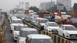 Long queues of vehicles are seen at the Kherki-Daula toll plaza on the second day of FASTag toll being implemented, in Gurugram.(Yogendra Kumar/HT PHOTO) Long queues of vehicles are seen at the Kherki-Daula toll plaza on the second day of FASTag toll being implemented, in Gurugram.(Yogendra Kumar/HT PHOTO)