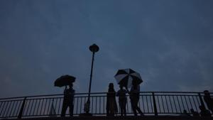 Pedestrians carry umbrellas during sudden rain, at Central Park, Connaught Place, in New Delhi, on Tuesday, January 7, 2020.(Raj K Raj/HT PHOTO) Pedestrians carry umbrellas during sudden rain, at Central Park, Connaught Place, in New Delhi, on Tuesday, January 7, 2020.(Raj K Raj/HT PHOTO)