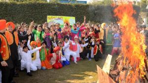 Happy Lohri 2020: Lohri is celebrated with the lighting of a bonfire.(HT Photo) Happy Lohri 2020: Lohri is celebrated with the lighting of a bonfire.(HT Photo)
