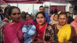 Anjali celebrating Lohri with her daughter and the transgender community at Phaguwala village in Sangrur.(HT PHOTO)