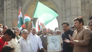 NCP chief Sharad Pawar flagging-off the Gandhi Peace Yatra against CAA and NRC tp be led by former Union minister Yashwant Sinha.(AP Photo) NCP chief Sharad Pawar flagging-off the Gandhi Peace Yatra against CAA and NRC tp be led by former Union minister Yashwant Sinha.(AP Photo)