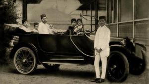 This picture from 1918 shows Kuwait native Muhammad Salem al-Sudairawi, one of the wealthiest Arabs in Bombay. The photo was taken at his summer home in Poona.(Courtesy: Kuwait History & Gulf South Asia.) This picture from 1918 shows Kuwait native Muhammad Salem al-Sudairawi, one of the wealthiest Arabs in Bombay. The photo was taken at his summer home in Poona.(Courtesy: Kuwait History & Gulf South Asia.)