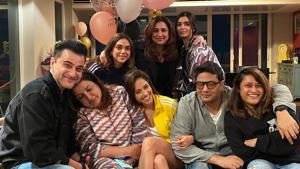 Farah Khan celebrates her birthday with her friends from Bollywood. Farah Khan celebrates her birthday with her friends from Bollywood.