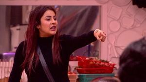 Shehnaaz Gill fought with Mahira Sharma and Paras Chhabra for not doing their share of household chores. Shehnaaz Gill fought with Mahira Sharma and Paras Chhabra for not doing their share of household chores.