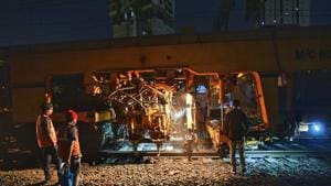 Western Railway employees repairing a bridge in Mumbai.(Satyabrata Tripathy/HT) Western Railway employees repairing a bridge in Mumbai.(Satyabrata Tripathy/HT)