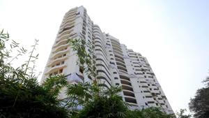 A view of H2O Holy Faith Apartments, at Maradu, in Ernakulam district, near Kochi, Kerala on Friday. The 19-floor H20 Holy Faith, which includes 91 apartments, will be the first to be exploded using 212.4 kg of explosives at 11 am.(Vivek R Nair /HT Photo) A view of H2O Holy Faith Apartments, at Maradu, in Ernakulam district, near Kochi, Kerala on Friday. The 19-floor H20 Holy Faith, which includes 91 apartments, will be the first to be exploded using 212.4 kg of explosives at 11 am.(Vivek R Nair /HT Photo)