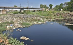 Under fire from the National Green Tribunal for the increasing water pollution in Punjab, the state government has envisioned a plan to clean the Buddha Nullah by March 2021.(Gurpreet Singh/HT) Under fire from the National Green Tribunal for the increasing water pollution in Punjab, the state government has envisioned a plan to clean the Buddha Nullah by March 2021.(Gurpreet Singh/HT)