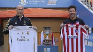 Atletico Madrid's head coach Diego Simone, right, stands with Real Madrid's head coach Zinedine Zidane.(AP) Atletico Madrid's head coach Diego Simone, right, stands with Real Madrid's head coach Zinedine Zidane.(AP)