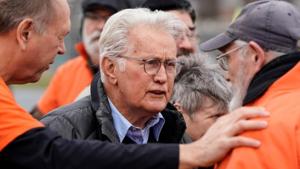 Actor Martin Sheen takes part in a Fire Drill Fridays protest calling attention to climate change.(Reuters) Actor Martin Sheen takes part in a Fire Drill Fridays protest calling attention to climate change.(Reuters)