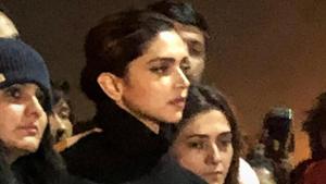Deepika Padukone visits JNU campus in solidarity with students and teachers who were attacked by masked miscreants on Sunday.(PTI) Deepika Padukone visits JNU campus in solidarity with students and teachers who were attacked by masked miscreants on Sunday.(PTI)