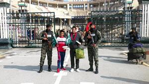 The BSF officials handed over the duo to the Pakistan Rangers at the zero line around 1.30pm.(HT photo) The BSF officials handed over the duo to the Pakistan Rangers at the zero line around 1.30pm.(HT photo)