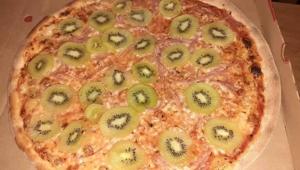 The new pizza dish comes with a twist of ham and kiwi as toppings.(Twitter/@Ranba_Ral) The new pizza dish comes with a twist of ham and kiwi as toppings.(Twitter/@Ranba_Ral)