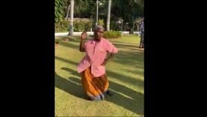 A video of an elderly woman swaying to a tune during Pongal celebrations, while a crowd cheers her on has taken social media by storm.(Twitter/@thekiranbedi) A video of an elderly woman swaying to a tune during Pongal celebrations, while a crowd cheers her on has taken social media by storm.(Twitter/@thekiranbedi)