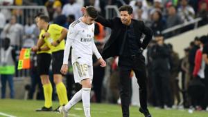 Atletico Madrid coach Diego Simeone with Real Madrid's Federico Valverde who leaves the pitch after being shown a red card by the referee.(REUTERS) Atletico Madrid coach Diego Simeone with Real Madrid's Federico Valverde who leaves the pitch after being shown a red card by the referee.(REUTERS)