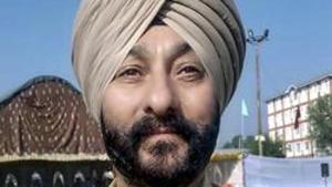 Davinder Singh was arrested last week while on his way to Jammu along with a wanted Hizbul Mujahideen militant.(PTI) Davinder Singh was arrested last week while on his way to Jammu along with a wanted Hizbul Mujahideen militant.(PTI)