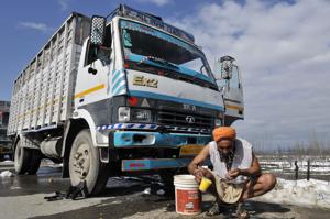 A stranded truck driver wash his face as he stranded at Srinagar-Jammu national highway.(HT FILE PHOTO) A stranded truck driver wash his face as he stranded at Srinagar-Jammu national highway.(HT FILE PHOTO)