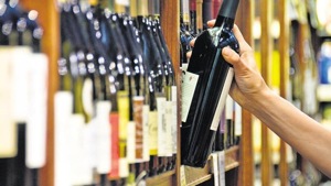 Commerce Ministry has recommended restricting purchase of tax-free alcohol to one bottle at duty-free shops.(HT File/Representative image) Commerce Ministry has recommended restricting purchase of tax-free alcohol to one bottle at duty-free shops.(HT File/Representative image)