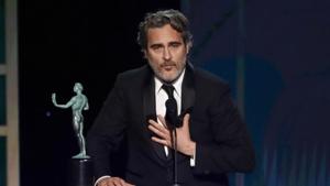 26th Screen Actors Guild Awards: Joaquin Phoenix accepts the award for Outstanding Performance by a Male Actor in a Leading Role for Joker. 26th Screen Actors Guild Awards: Joaquin Phoenix accepts the award for Outstanding Performance by a Male Actor in a Leading Role for Joker.