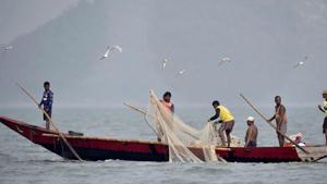Fishermen throw their nets in the Chilika Lake in Odisha in this file photo.(PTI Photo) Fishermen throw their nets in the Chilika Lake in Odisha in this file photo.(PTI Photo)