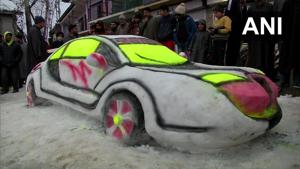 Zubair Ahmad’s ‘snow car’ created quite a stir online.(Twitter/ANI) Zubair Ahmad’s ‘snow car’ created quite a stir online.(Twitter/ANI)