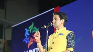 Kumar Vishwas in Mumbai addressing the public.(HT File) Kumar Vishwas in Mumbai addressing the public.(HT File)