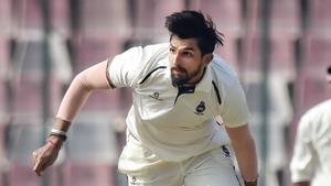 New Delhi: Delhi's bowler Ishant Sharma in action.(PTI) New Delhi: Delhi's bowler Ishant Sharma in action.(PTI)