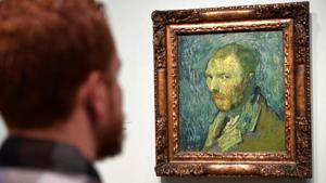 A man looks at Dutch post-impressionist painter Vincent van Gogh's self portrait, painted during a psychotic episode, at the Van Gogh Museum in Amsterdam, Netherlands January 20, 2020.(REUTERS) A man looks at Dutch post-impressionist painter Vincent van Gogh's self portrait, painted during a psychotic episode, at the Van Gogh Museum in Amsterdam, Netherlands January 20, 2020.(REUTERS)