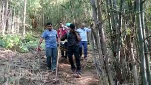 A doctor and his team of health workers carrying the pregnant woman on a stretcher in Odisha’s Malkangiri district.(Sourced) A doctor and his team of health workers carrying the pregnant woman on a stretcher in Odisha’s Malkangiri district.(Sourced)