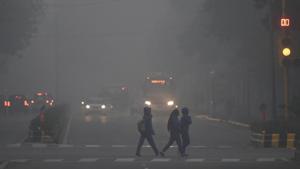 Fog engulfed the national capital a day after cloud cover led to slight rise in temperature.(Biplov Bhuyan/HT Photo) Fog engulfed the national capital a day after cloud cover led to slight rise in temperature.(Biplov Bhuyan/HT Photo)