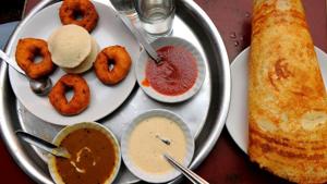 Local delicacies from Kerala such as egg curry, ‘porotta’, ‘dosa’, ‘puttu’ and ‘kadala curry pazhampori’, ‘bhaji’, ‘illayada’, ‘kozhukatta’, ‘unniappam’, ‘neyyappam’ and ‘sukhiyan’.(Ravi Kumar/ HT Photo) Local delicacies from Kerala such as egg curry, ‘porotta’, ‘dosa’, ‘puttu’ and ‘kadala curry pazhampori’, ‘bhaji’, ‘illayada’, ‘kozhukatta’, ‘unniappam’, ‘neyyappam’ and ‘sukhiyan’.(Ravi Kumar/ HT Photo)