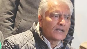Sunil Jakhar will continue as Punjab Pardesh Congress president after party president Sonia Gandhi dissolved the Punjab Pradesh Congress Committee and all district committees in the state on Jan 21, 2010.(HT File Photo) Sunil Jakhar will continue as Punjab Pardesh Congress president after party president Sonia Gandhi dissolved the Punjab Pradesh Congress Committee and all district committees in the state on Jan 21, 2010.(HT File Photo)